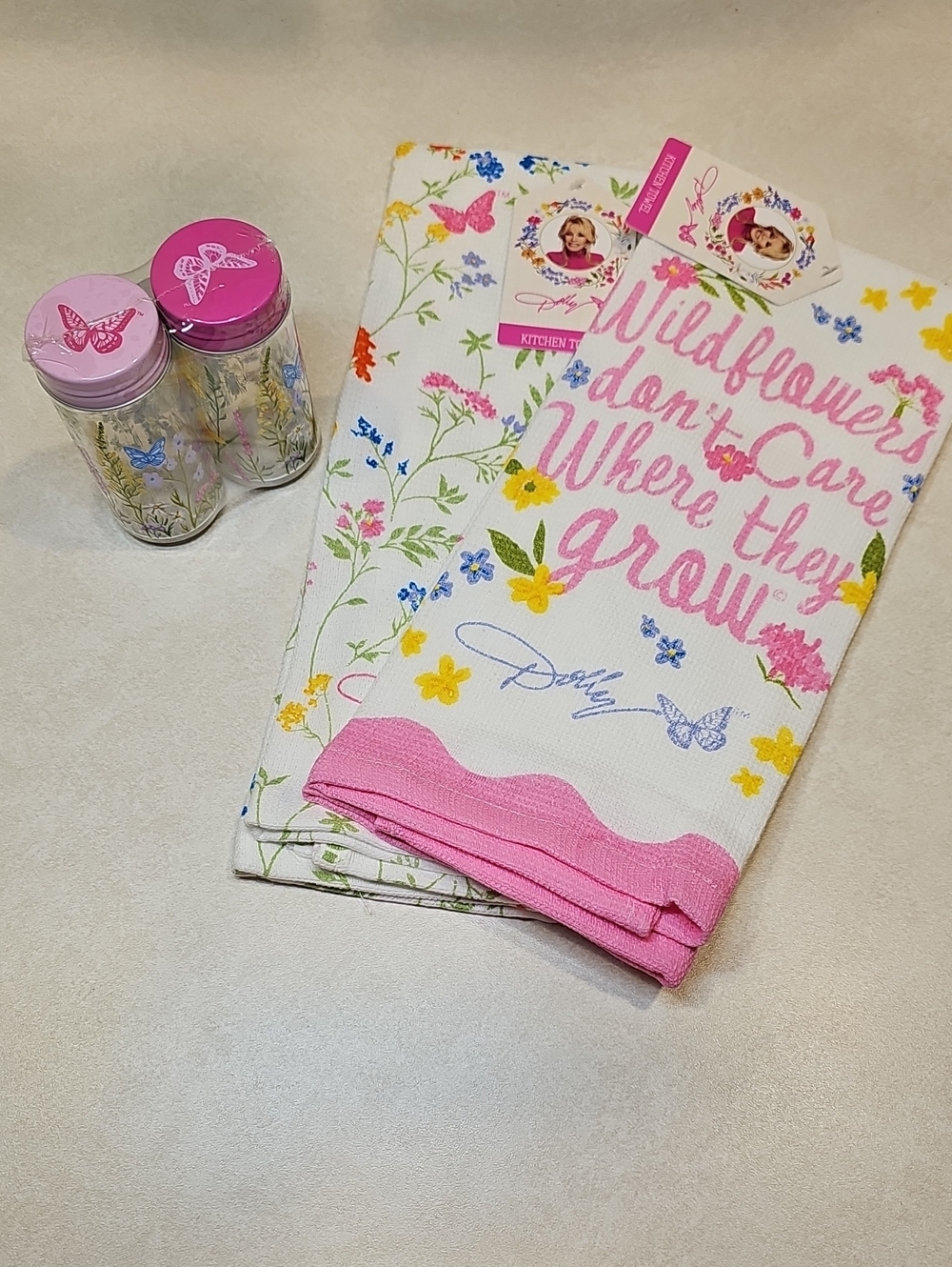New Dolly Parton Wildflower 2 Kitchen Towels 1 Set Glass Spice Shakers